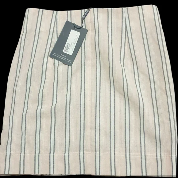 PRETTY LITTLE THINGS MINI SKIRT SIZE 10 - Picture 2 of 3